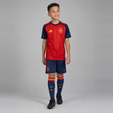 Enfant portant le kit Espagne domicile Coupe du monde 2026 deux étoiles : maillot, short et chaussettes