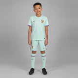 Enfant portant le kit France extérieur Coupe du monde 2026 : maillot, short et chaussettes