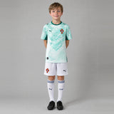 Enfant portant le kit Portugal extérieur Coupe du monde 2026 : maillot, short et chaussettes