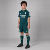 Enfant portant le kit Real Madrid extérieur 2026/2027 : maillot, short et chaussettes