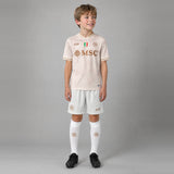 Enfant portant le kit Naples extérieur 2025/2026 : maillot, short et chaussettes