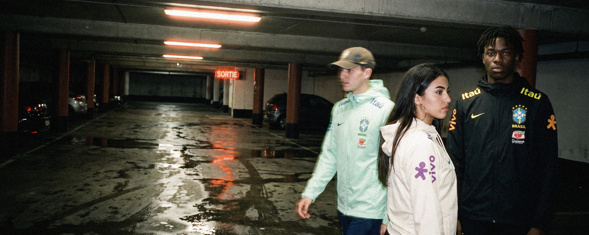 La veste Brésil portée dans un parking, noir, blanc et vert